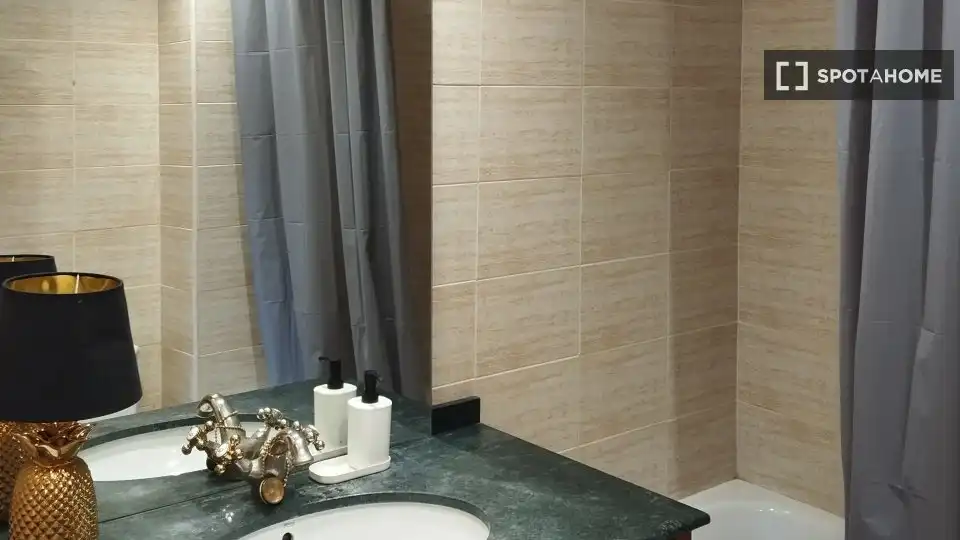 Baño de Piso para compartir en Madrid con Aire acondicionado, Calefacción y Terraza