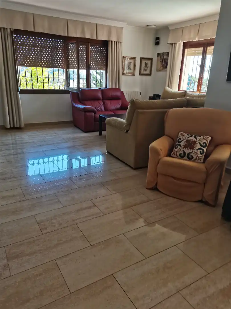 Sala d'estar de Casa o xalet en venda en Málaga amb Calefacció, Jardí privat i Parquet