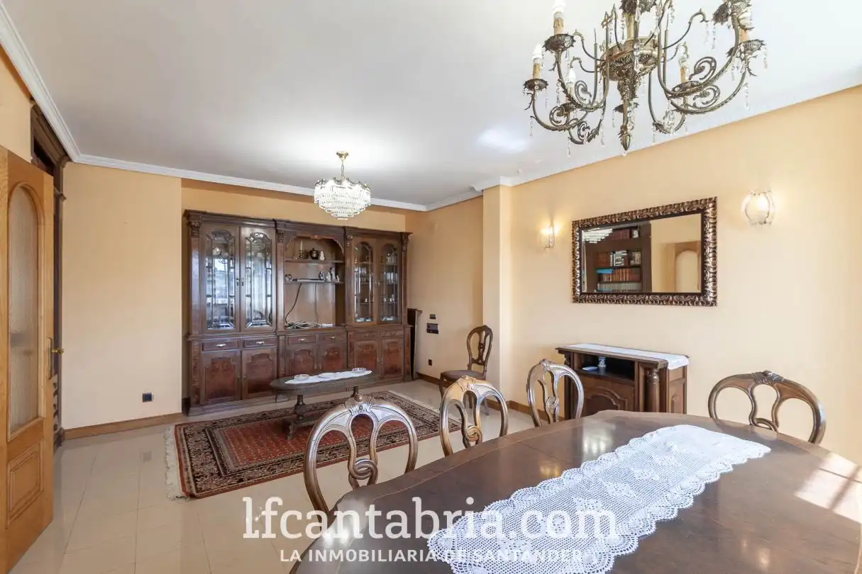 Comedor de Casa o chalet en venta en Santa Cruz de Bezana con Calefacción, Jardín privado y Trastero