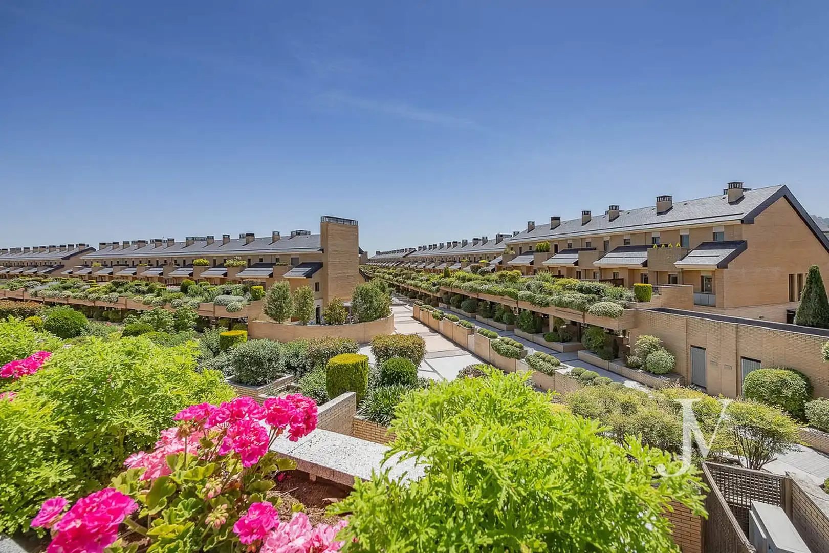 Außenansicht von Einfamilien-Reihenhaus zum Verkauf in Pozuelo de Alarcón mit Klimaanlage, Heizung und Privatgarten