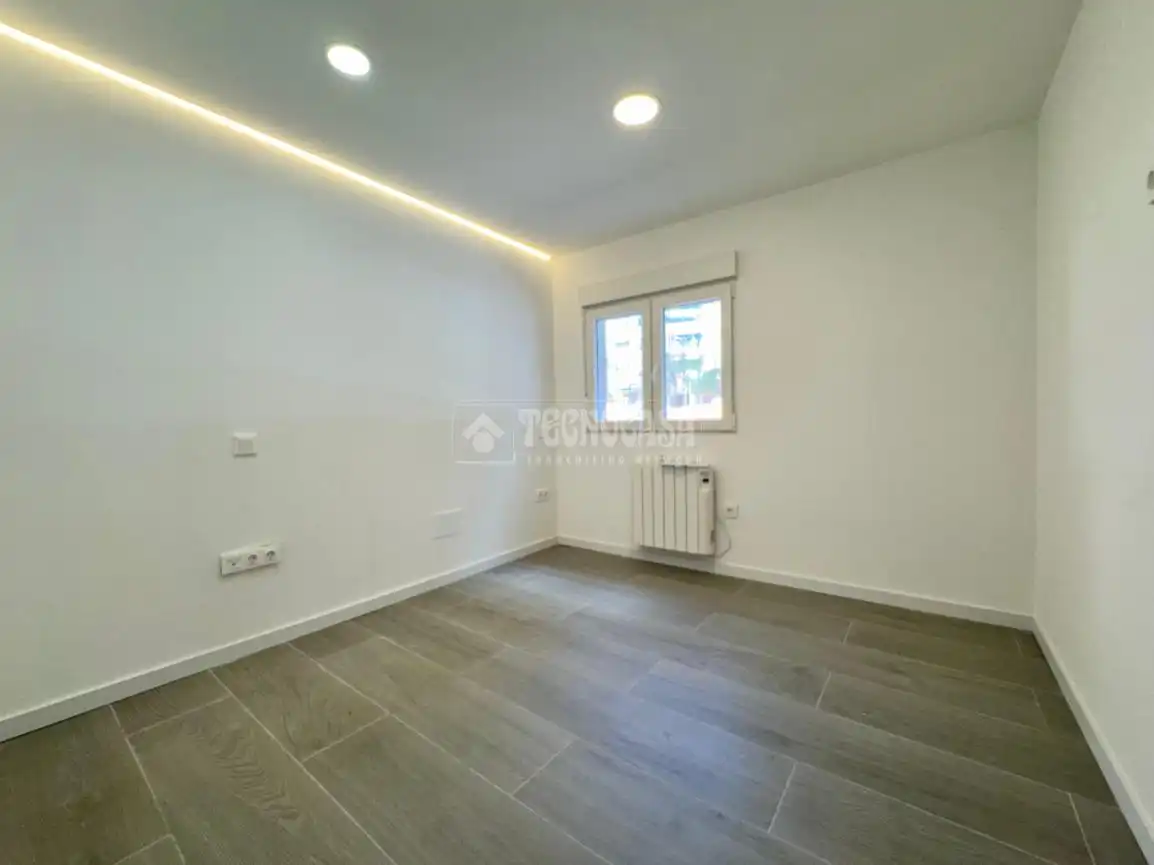 Bedroom of Flat for sale in Alcobendas  with Air Conditioner and Heating