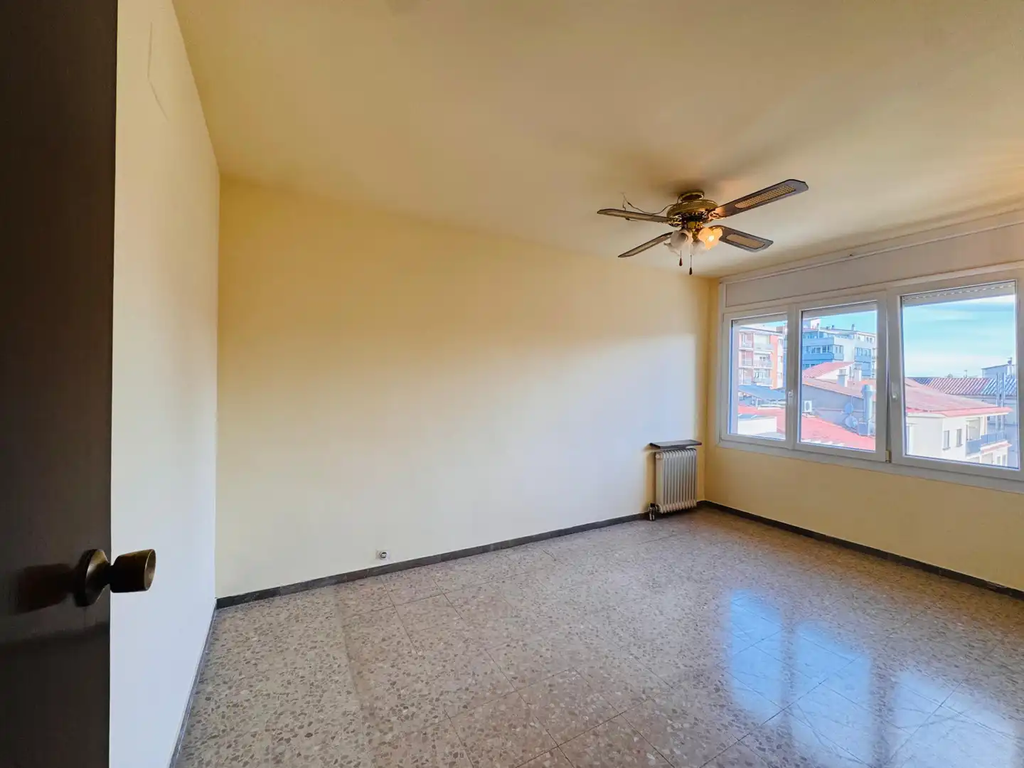 Bedroom of Flat for sale in Girona  with Air Conditioner, Heating and Terrace