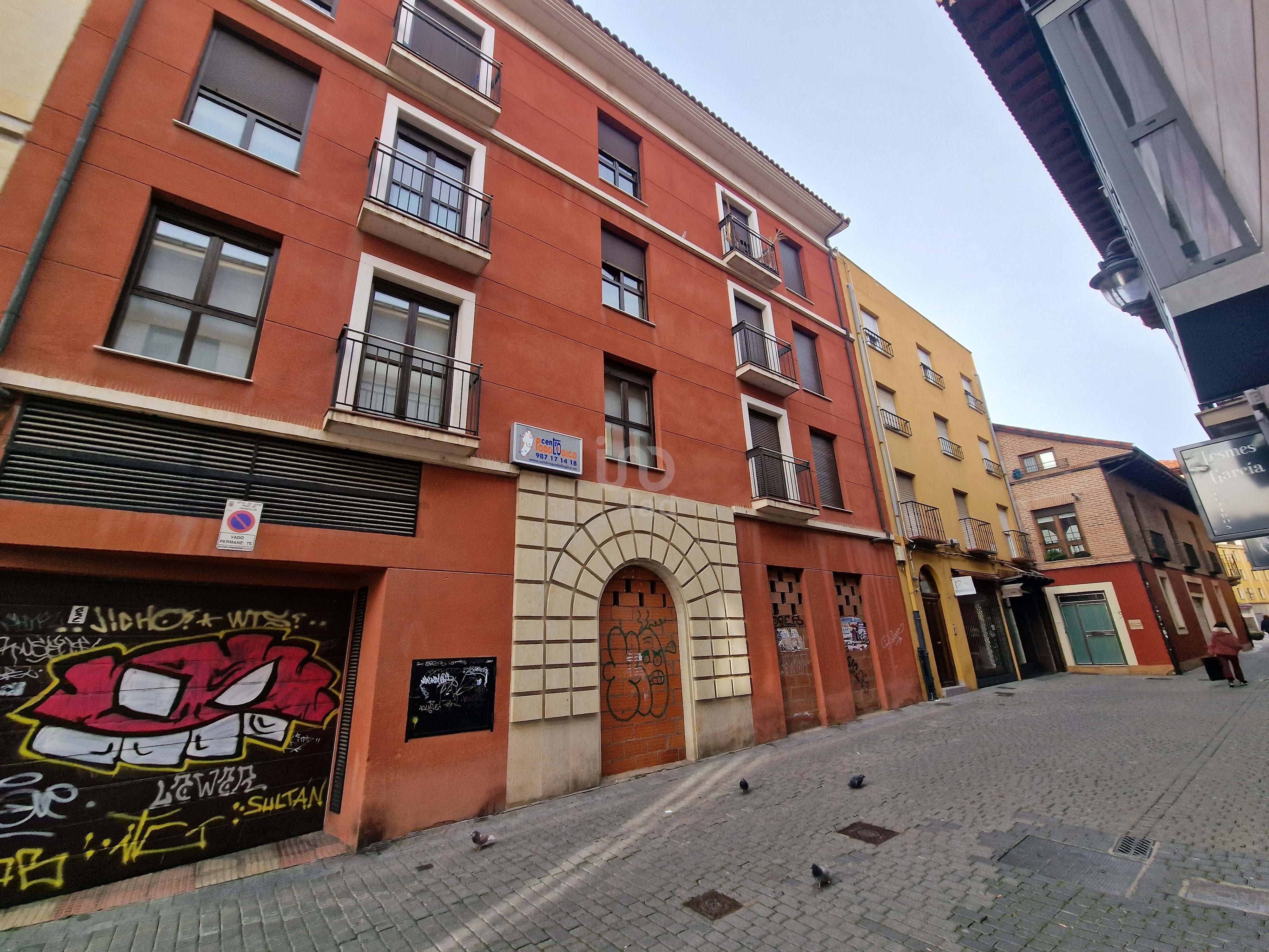 Vista exterior de Pis de lloguer en León Capital  amb Terrassa