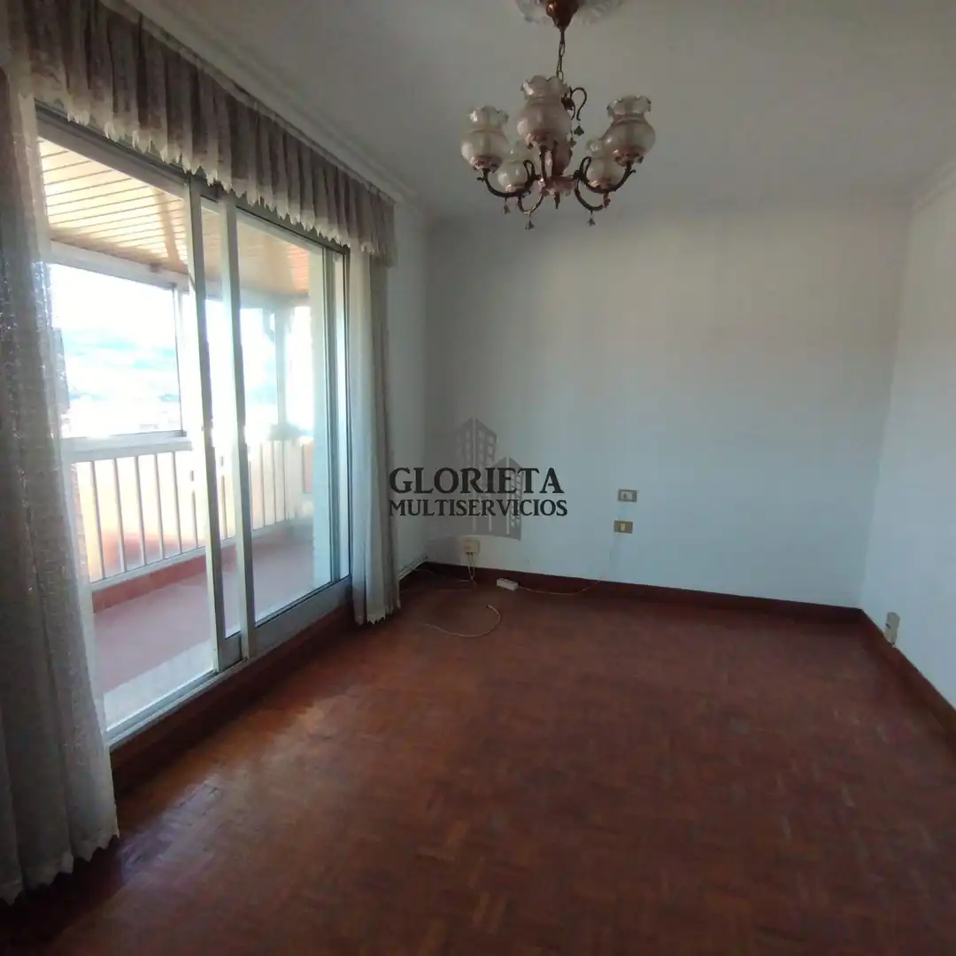 Habitación de Piso en venta en Vigo  con Calefacción, Parquet y Terraza