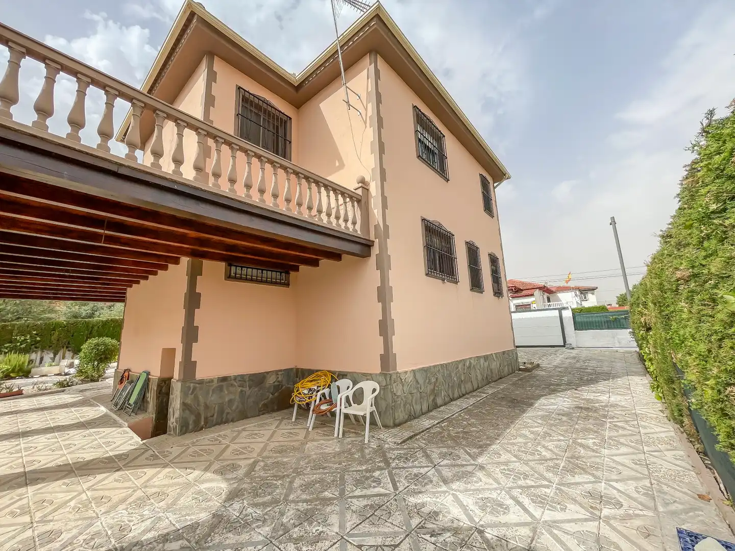 Vista exterior de Casa o xalet en venda en Villa de Otura amb Jardí privat, Terrassa i Piscina