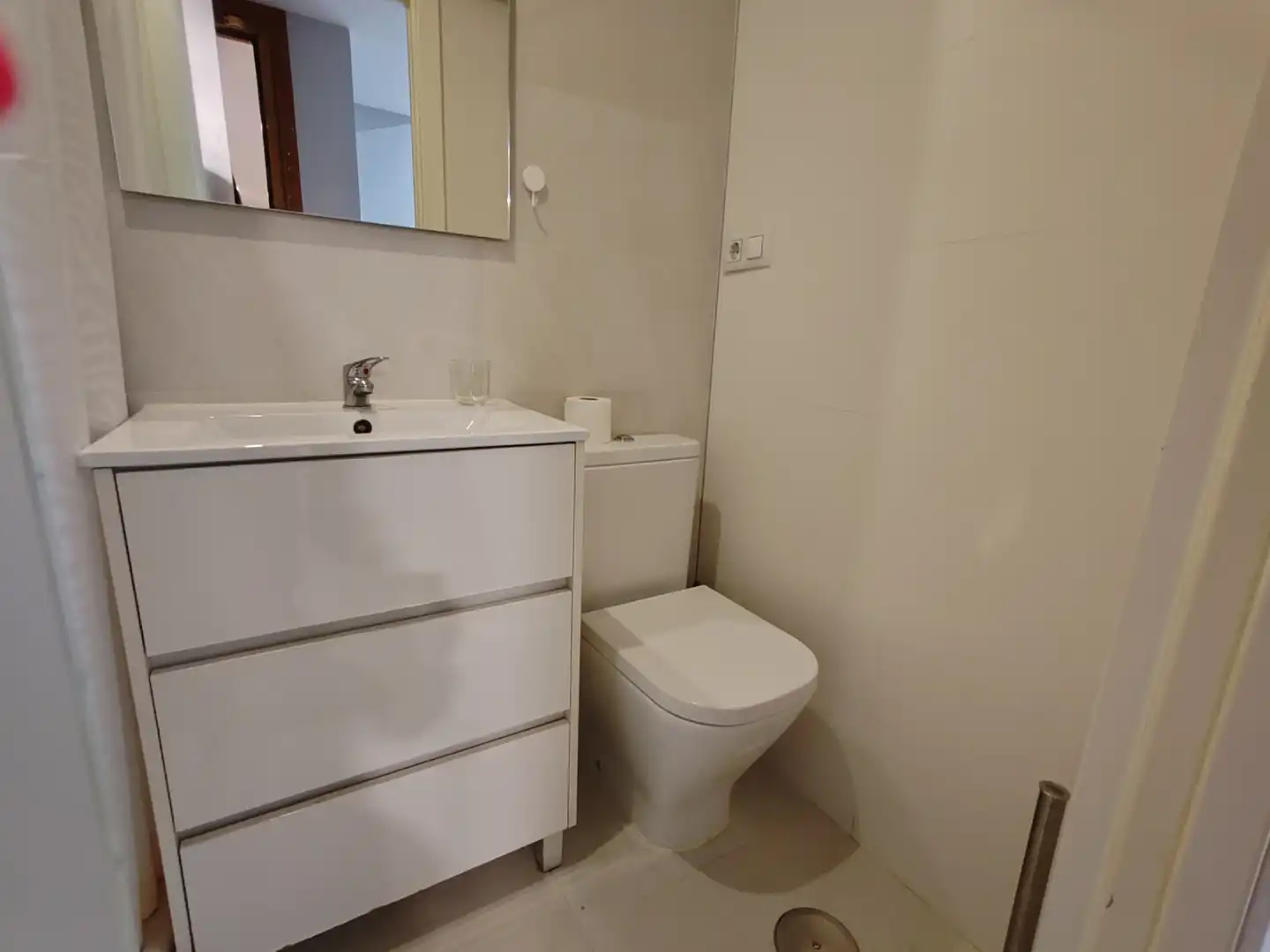 Baño de Piso en venta en Madrid con Amueblado, Lavadora y Microondas