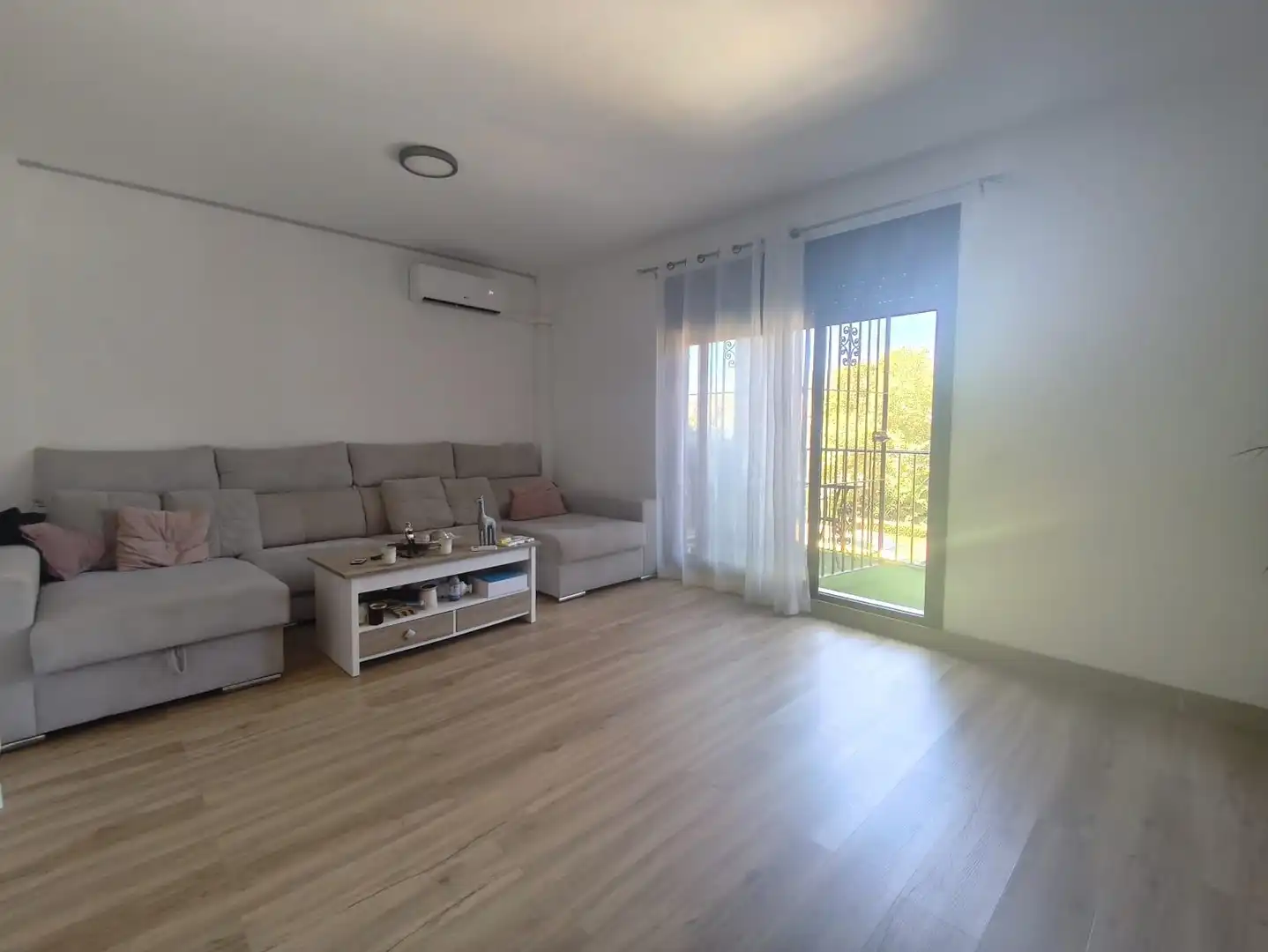 Living room of Detached homes for sale in La Línea de la Concepción  with Air Conditioner, Private garden and Balcony