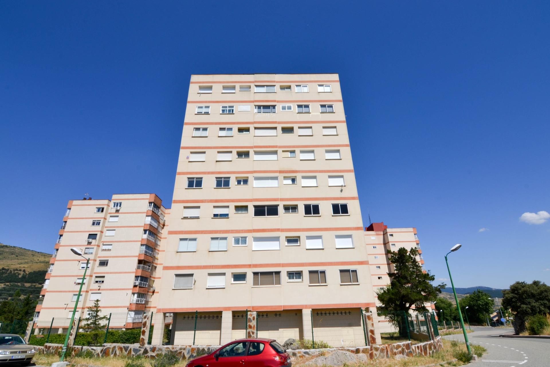 Vista exterior de Pis en venda en El Espinar amb Terrassa