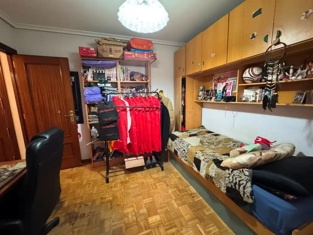 Dormitori de Pis en venda en Gijón  amb Calefacció, Parquet i Traster