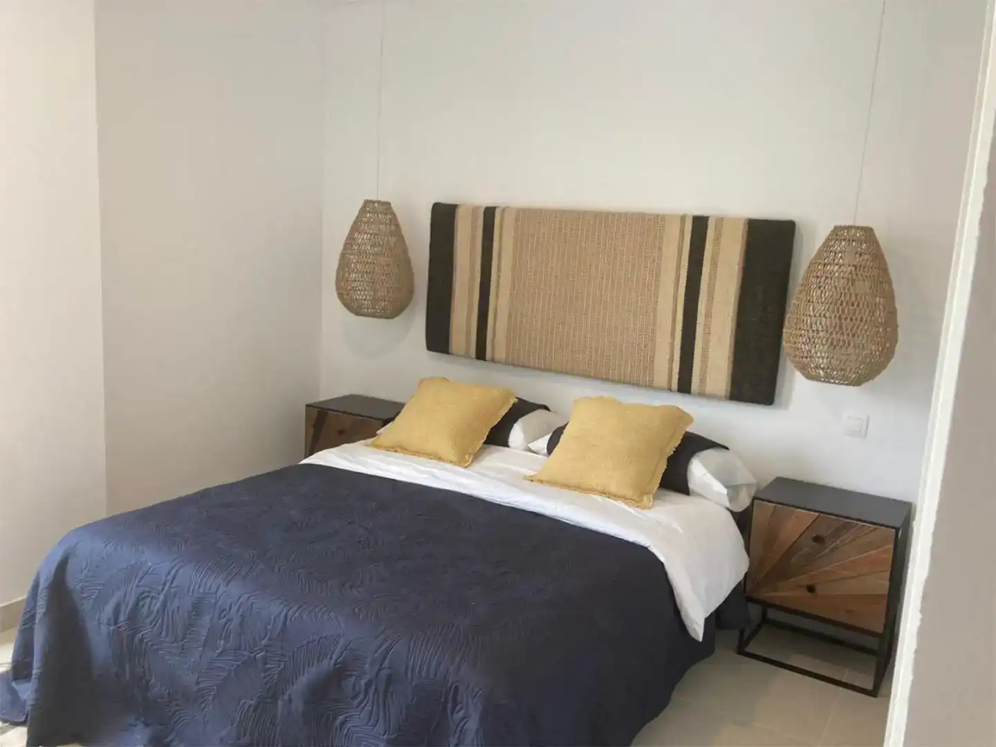Schlafzimmer von Erdgeschoss zur Miete in Sotogrande mit Klimaanlage, Privatgarten und Schwimmbad
