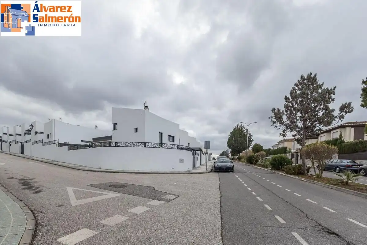 Vista exterior de Casa adosada en venda en Albolote amb Jardí privat, Piscina i Alarma