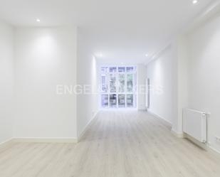 Sala d'estar de Apartament de lloguer en  Madrid Capital amb Aire condicionat i Terrassa