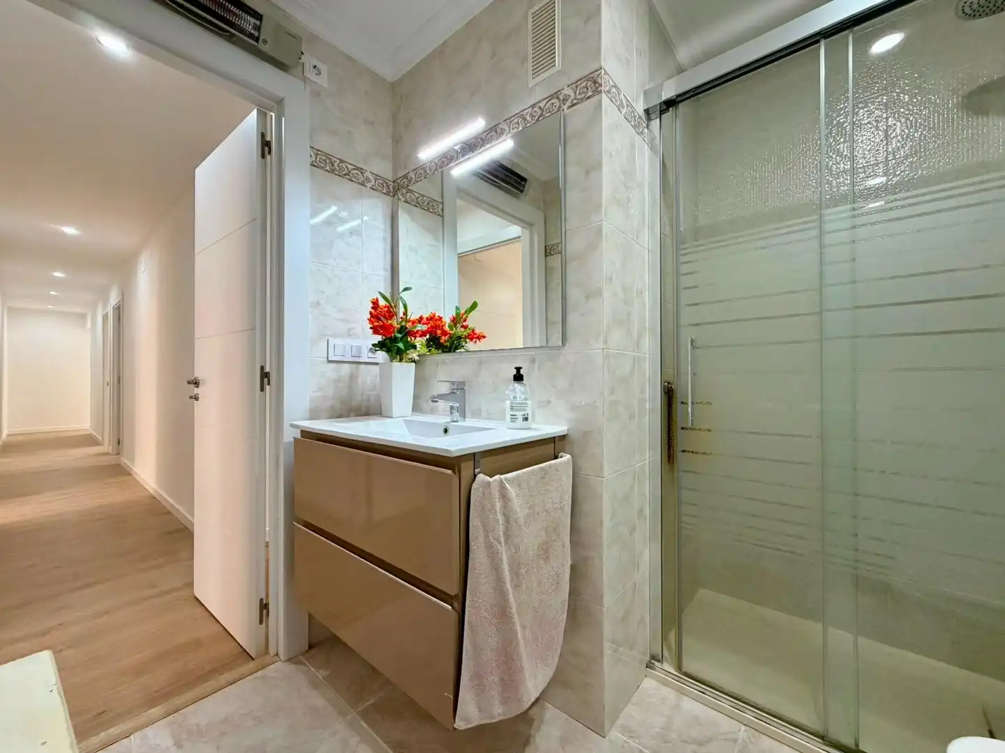 Bathroom of Flat for rent in Valencia  with Air Conditioner, Heating and Balcony