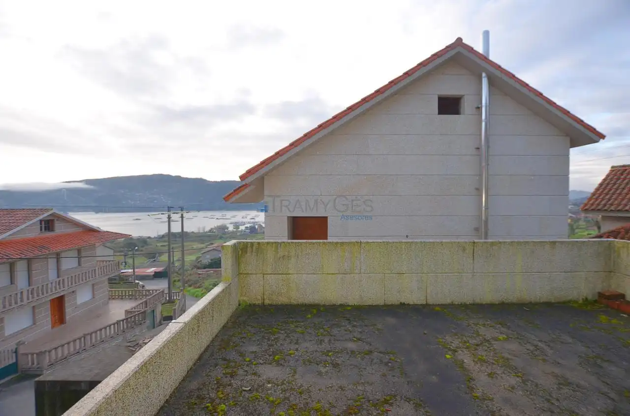 Vista exterior de Casa adosada en venda en Moaña amb Jardí privat i Terrassa