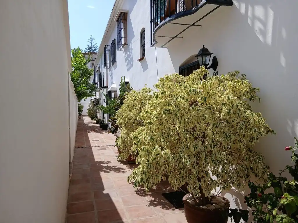 Außenansicht von Einfamilien-Reihenhaus zum Verkauf in Fuengirola mit Klimaanlage, Terrasse und Möbliert