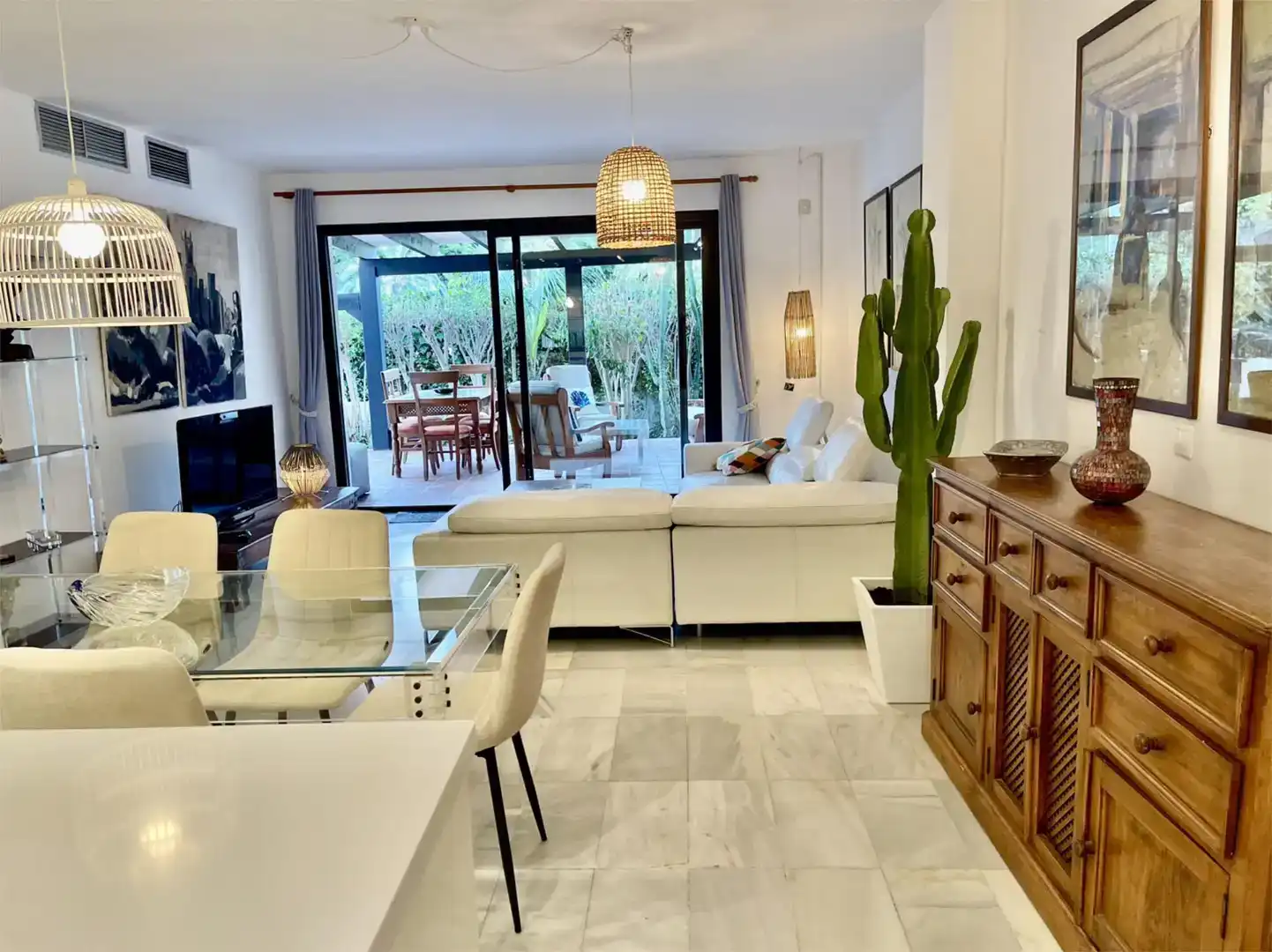 Wohnzimmer von Erdgeschoss zur Miete in Marbella mit Klimaanlage und Schwimmbad