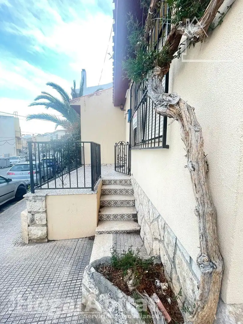 Vista exterior de Casa o xalet en venda en La Nucia amb Aire condicionat, Jardí privat i Terrassa