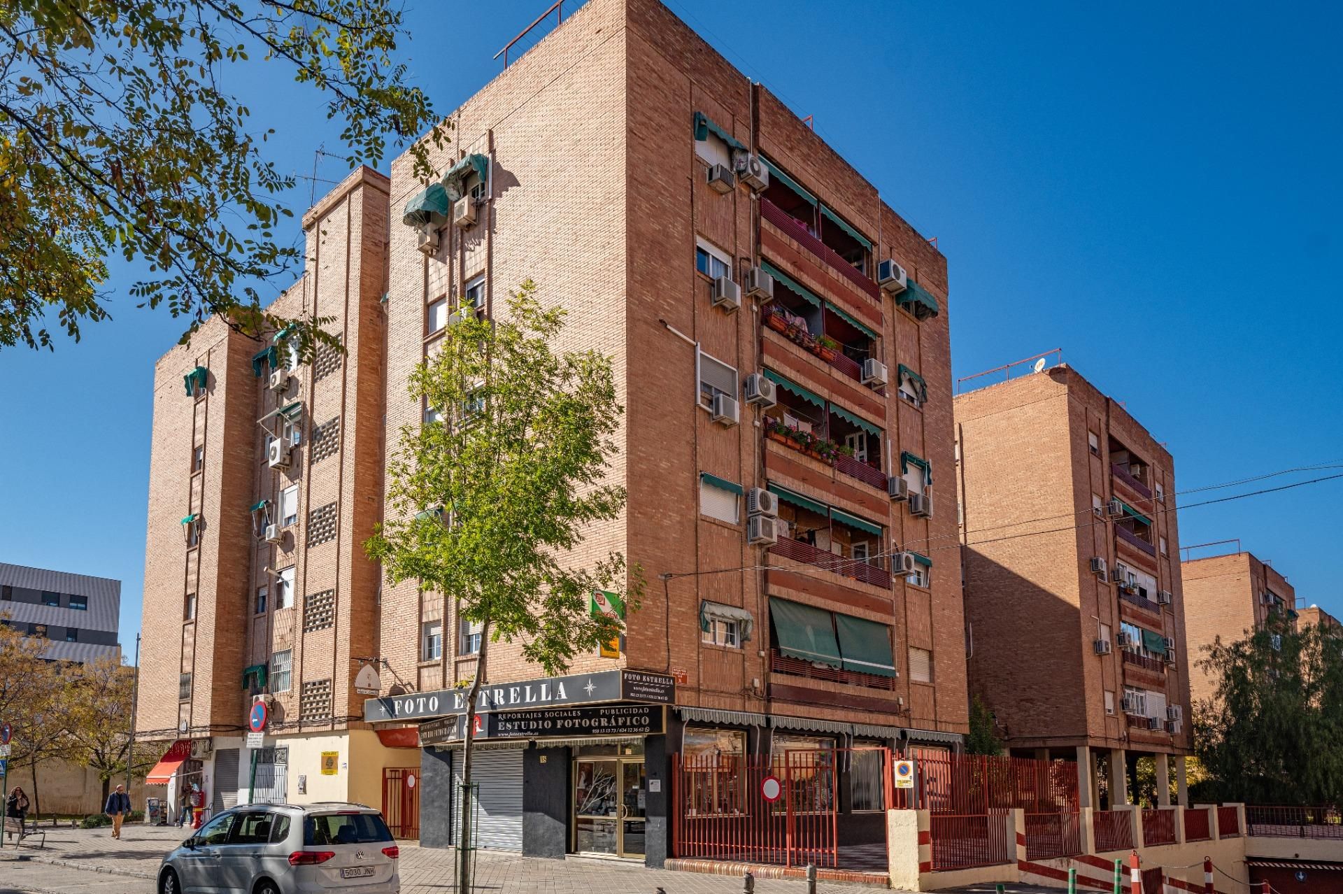 Vista exterior de Piso en venta en  Granada Capital con Terraza y Balcón