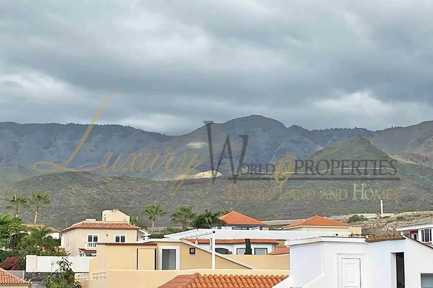 Vista exterior de Casa o xalet en venda en Adeje amb Aire condicionat, Terrassa i Piscina comunitària