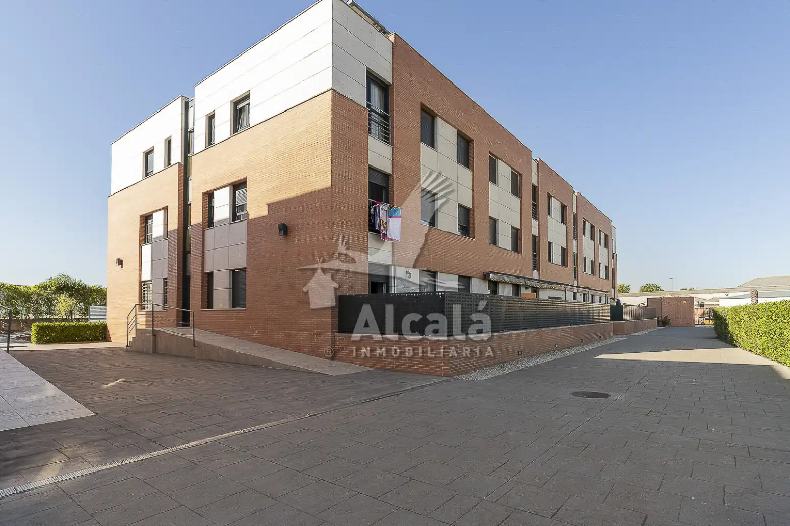 Vista exterior de Piso en venta en Alcalá de Henares con Aire acondicionado, Calefacción y Jardín privado
