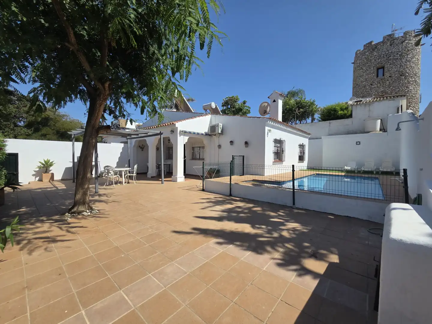 Vista exterior de Casa adosada de lloguer en Conil de la Frontera amb Aire condicionat, Terrassa i Piscina