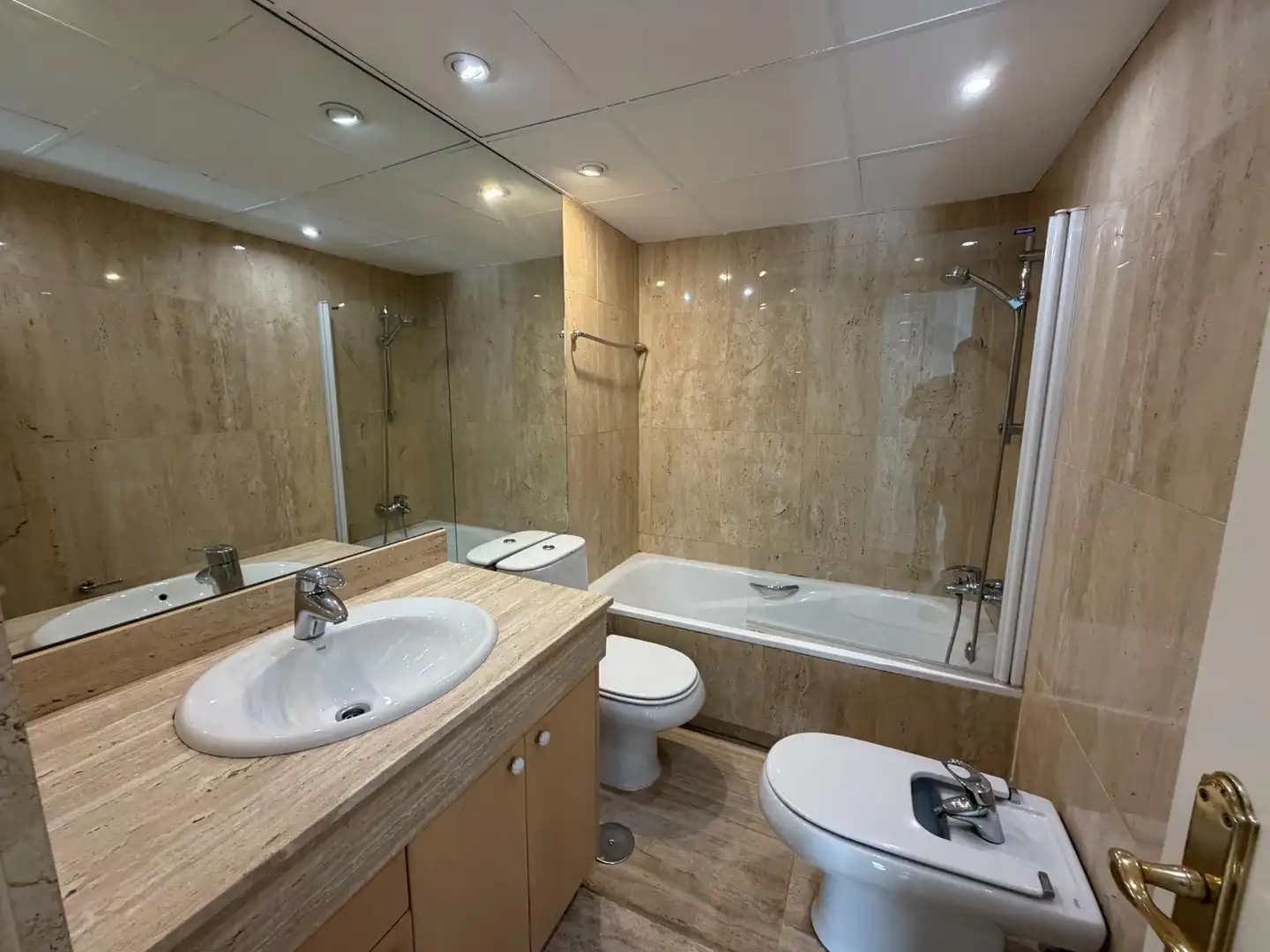 Baño de Piso de alquiler en Sevilla con Aire acondicionado, Calefacción y Parquet