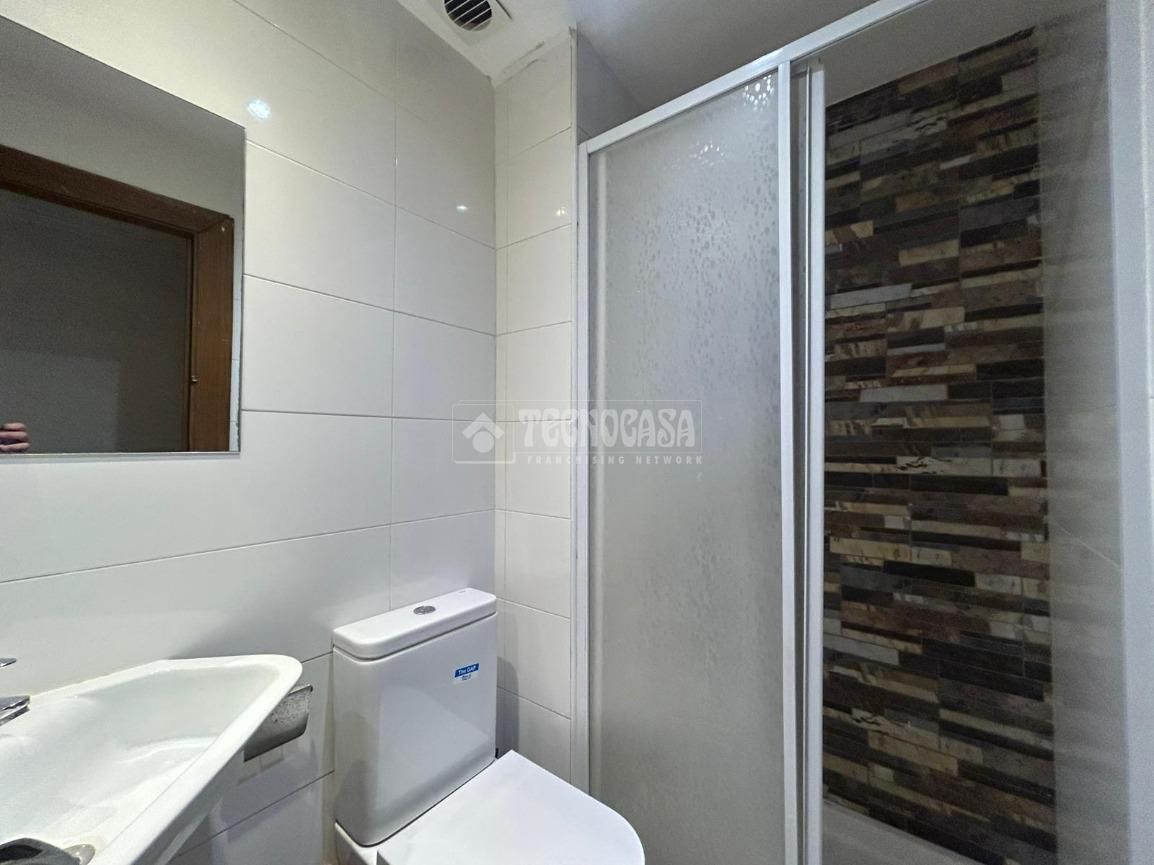 Bany de Pis en venda en  Zaragoza Capital amb Moblat