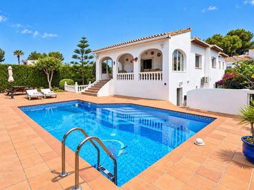Detached house with pool for sale in Cap Martí - El Tossalet - Pinomar