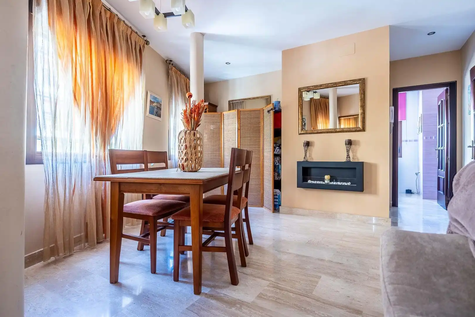 Esszimmer von Einfamilien-Reihenhaus zum Verkauf in Sevilla mit Klimaanlage und Abstellraum