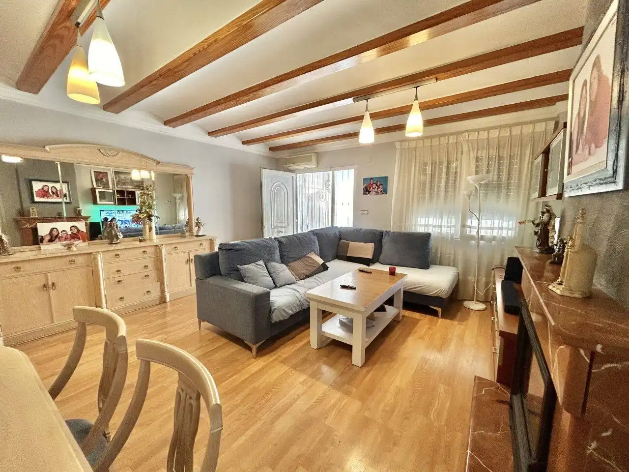 Sala d'estar de Casa adosada en venda en Oliva amb Aire condicionat, Calefacció i Jardí privat