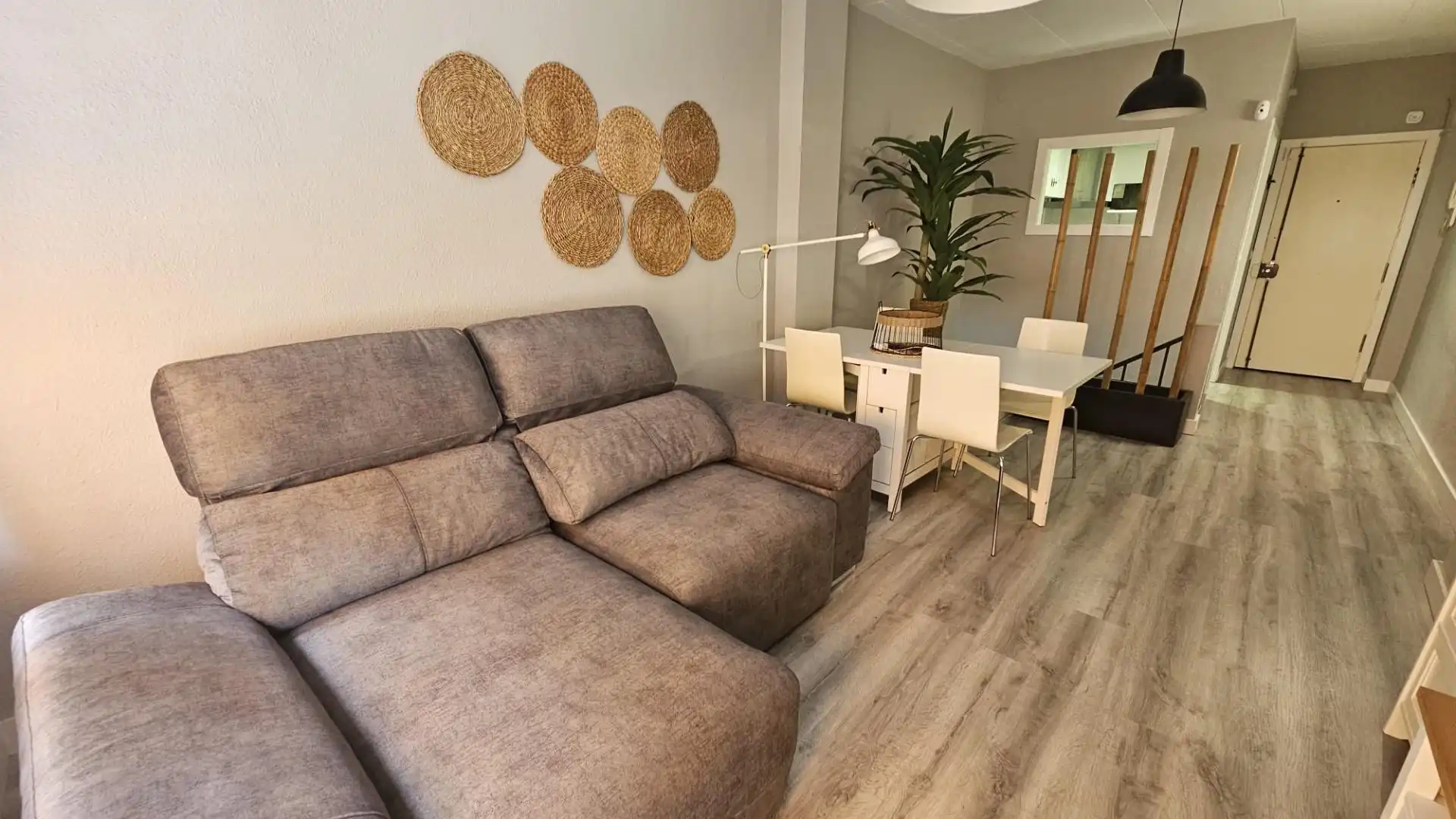 Sala d'estar de Dúplex en venda en Calella amb Parquet, Terrassa i Moblat