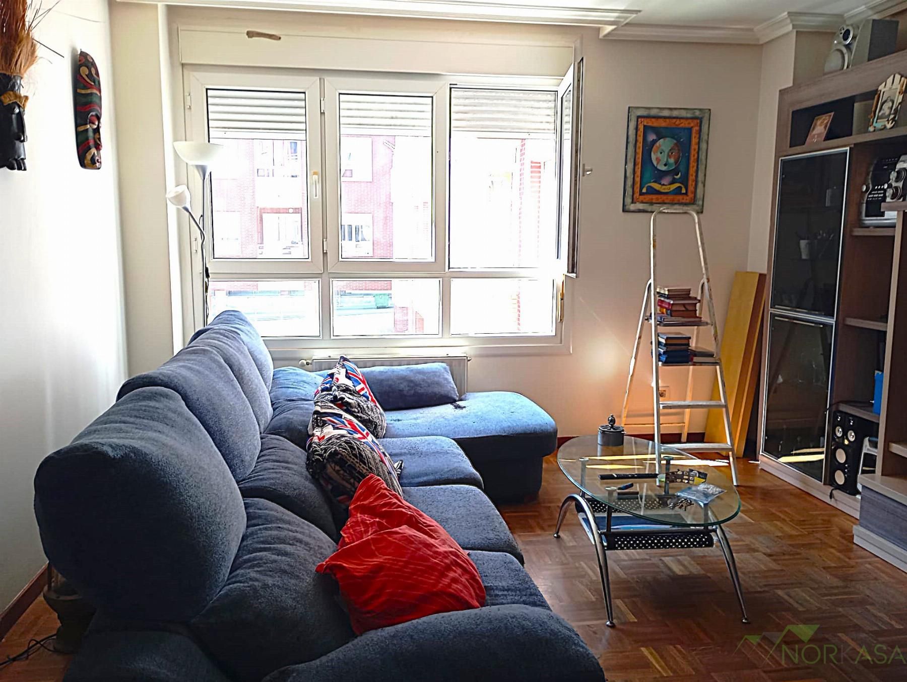 Living room of Flat for sale in Avilés  with Parquet flooring, Terrace and Storage room