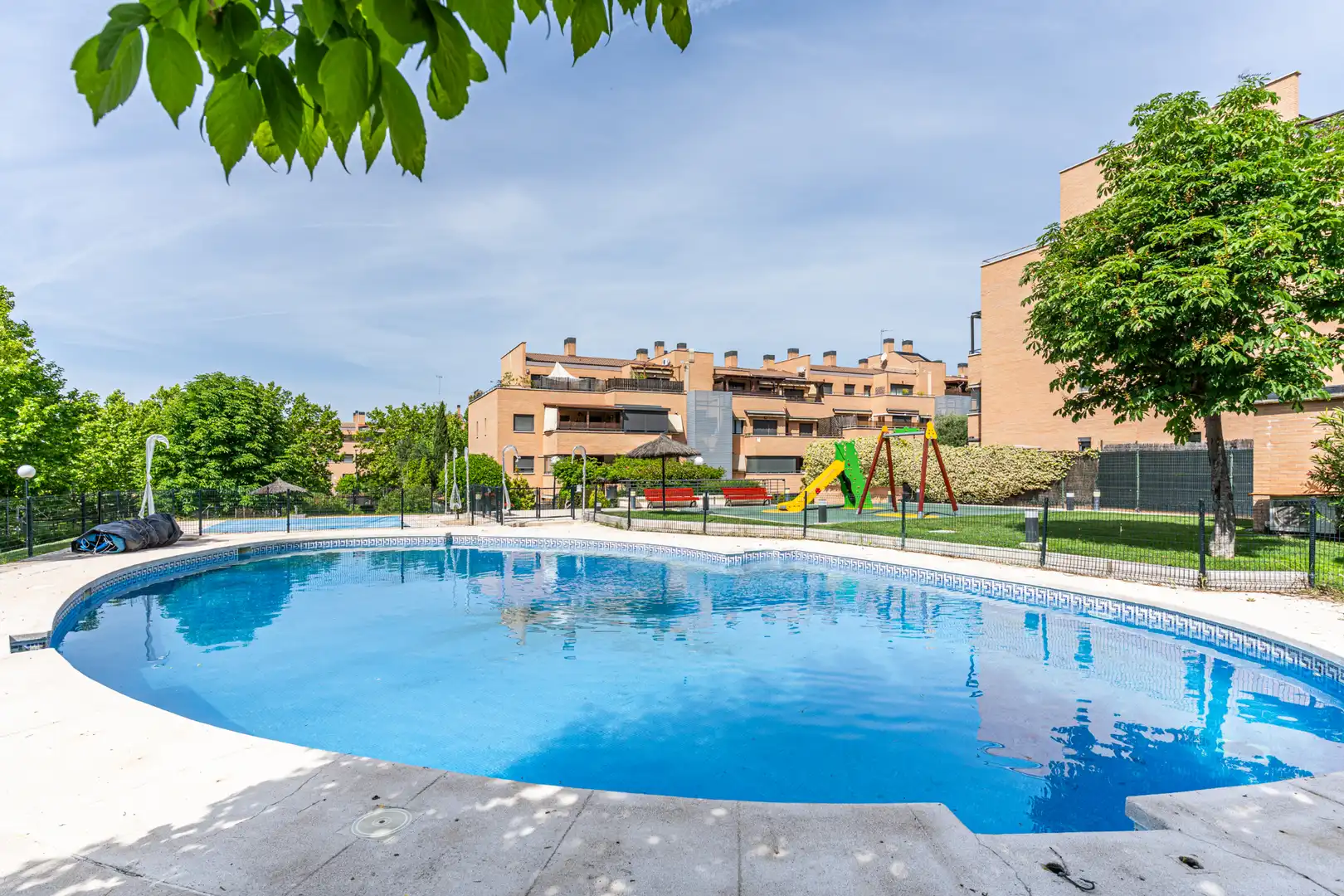 Schwimmbecken von Wohnung zum Verkauf in Las Rozas de Madrid mit Klimaanlage, Heizung und Parkett