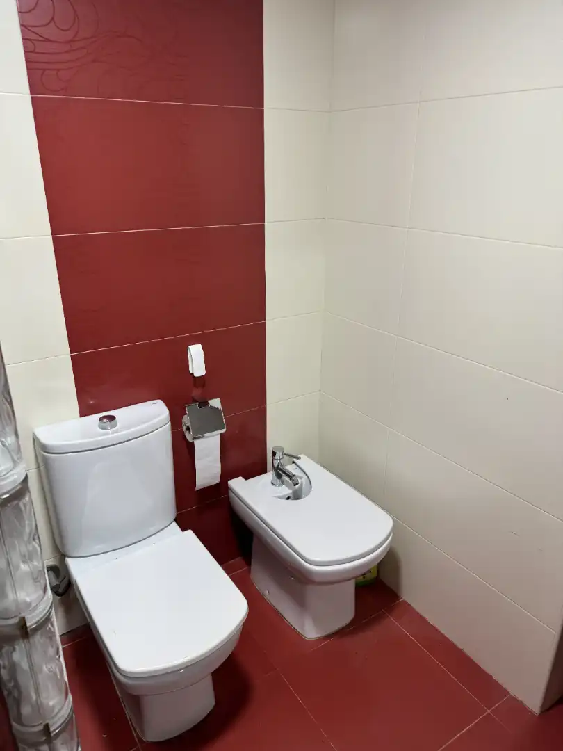 Bathroom of Flat for sale in Sevilla  with Air Conditioner, Heating and Terrace