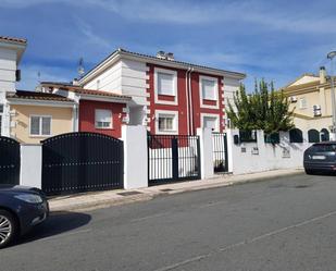 Vista exterior de Casa o xalet en venda en Plasencia amb Calefacció, Terrassa i Traster