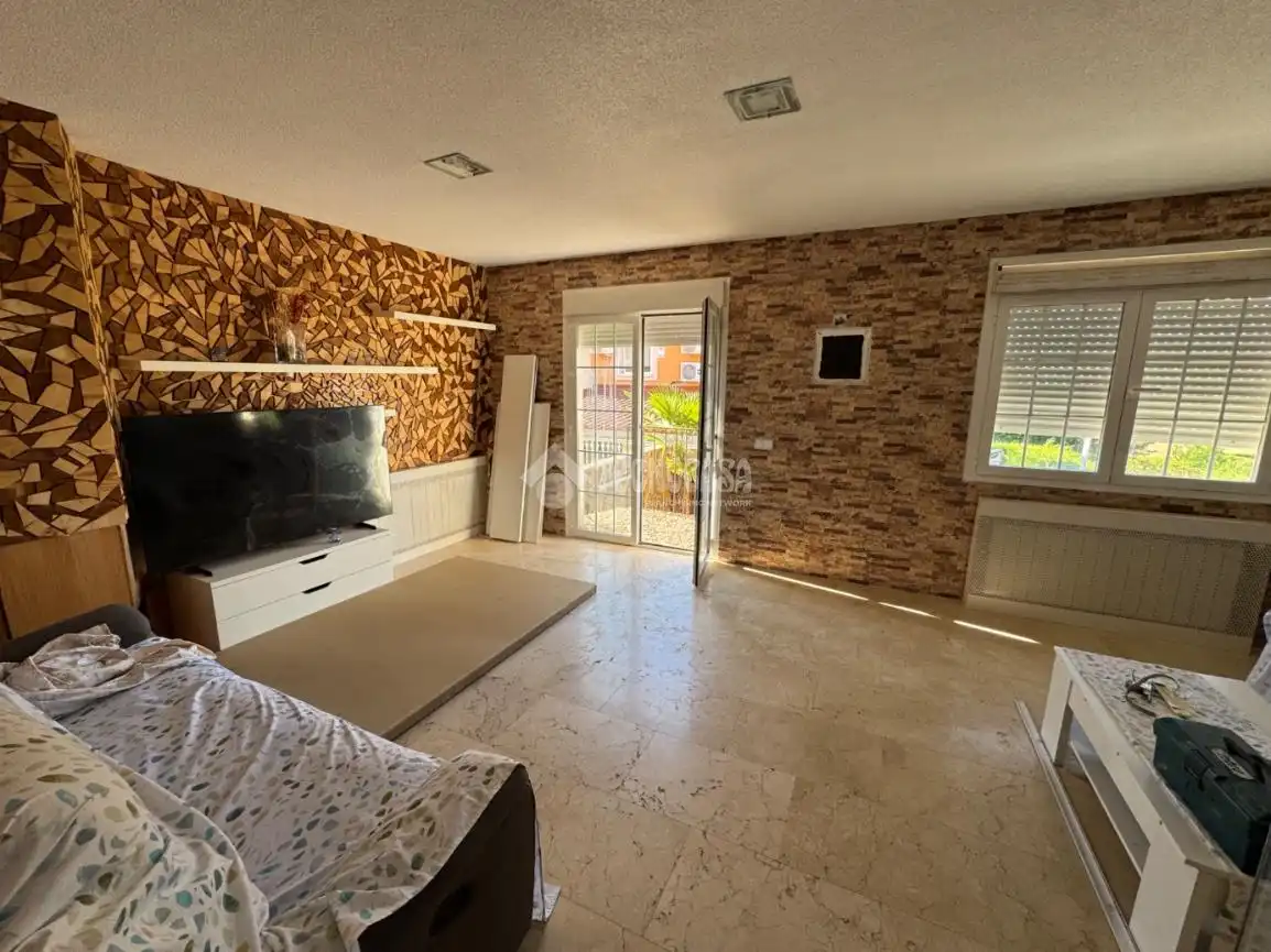 Sala de estar de Casa adosada en venta en Ontígola con Calefacción