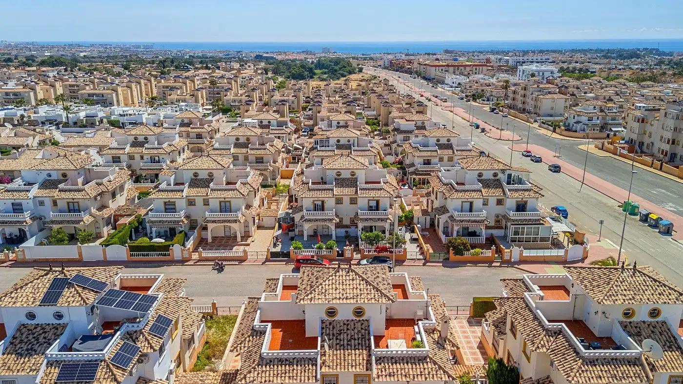 Vista exterior de Casa adosada en venta en Orihuela con Aire acondicionado, Jardín privado y Terraza