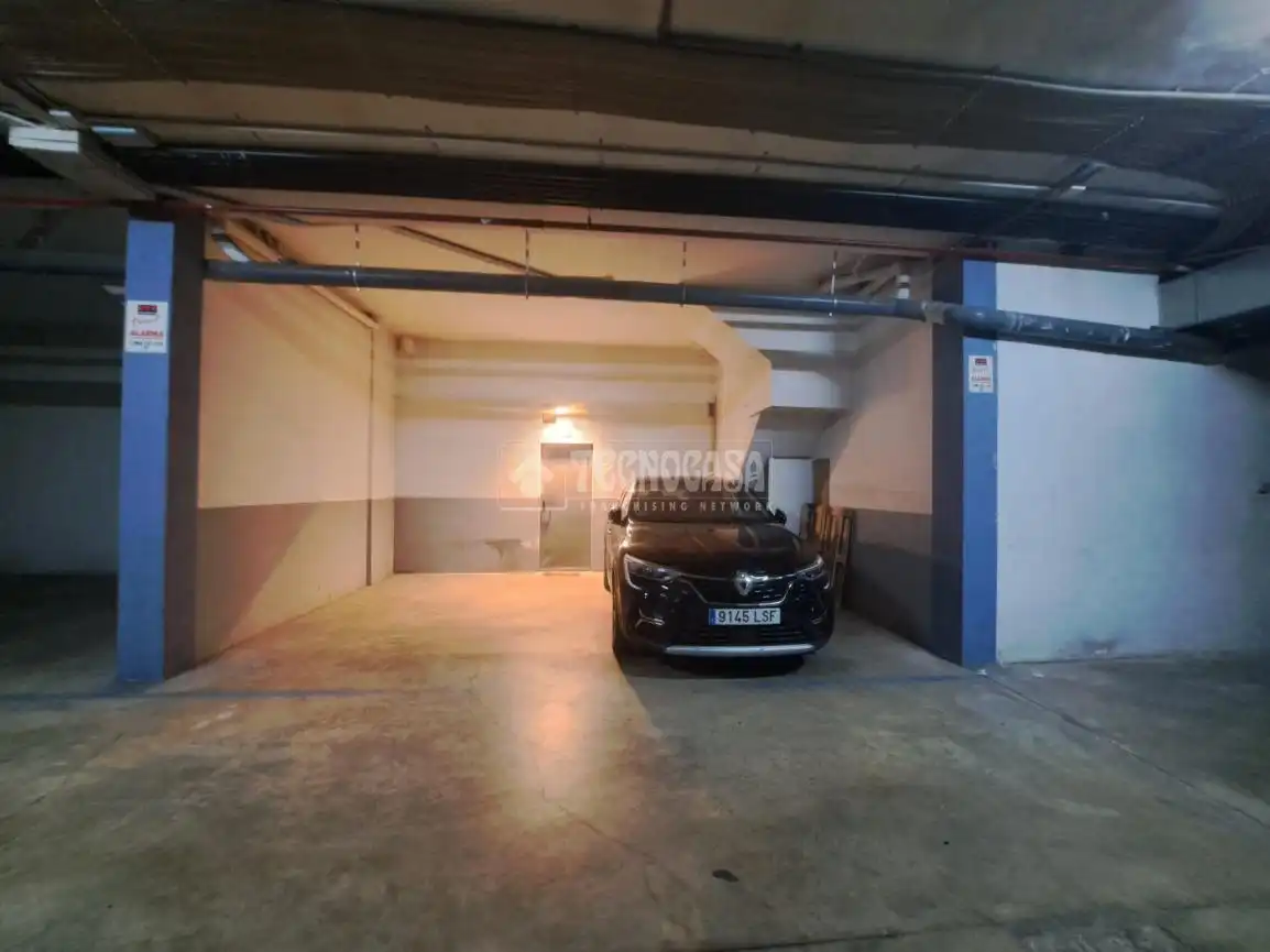 Parking de Casa adosada en venta en María de Huerva con Aire acondicionado, Calefacción y Jardín privado