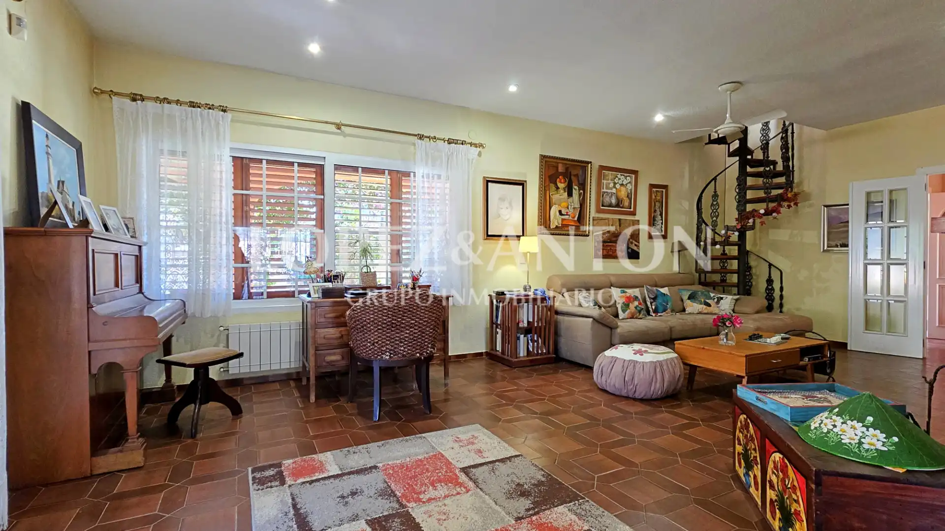 Sala d'estar de Casa o xalet en venda en La Pobla de Vallbona amb Aire condicionat, Calefacció i Jardí privat
