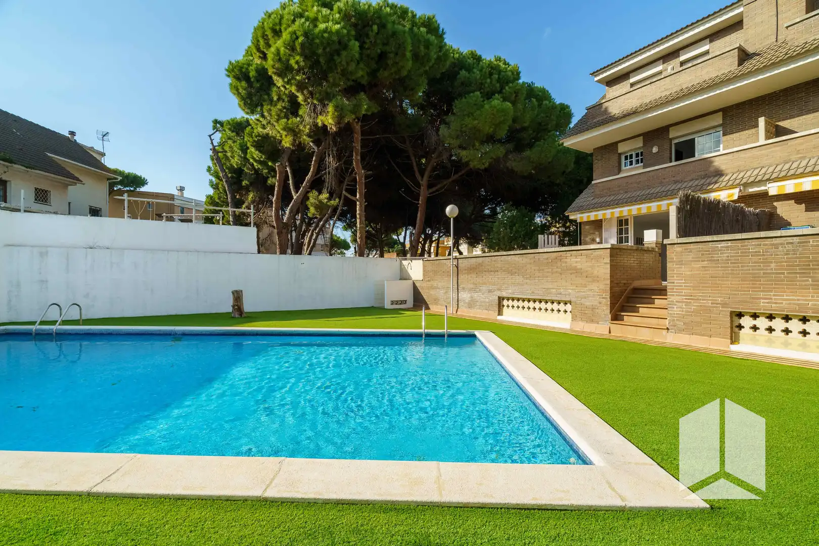 Piscina de Casa adosada en venta en Castelldefels con Aire acondicionado, Calefacción y Terraza