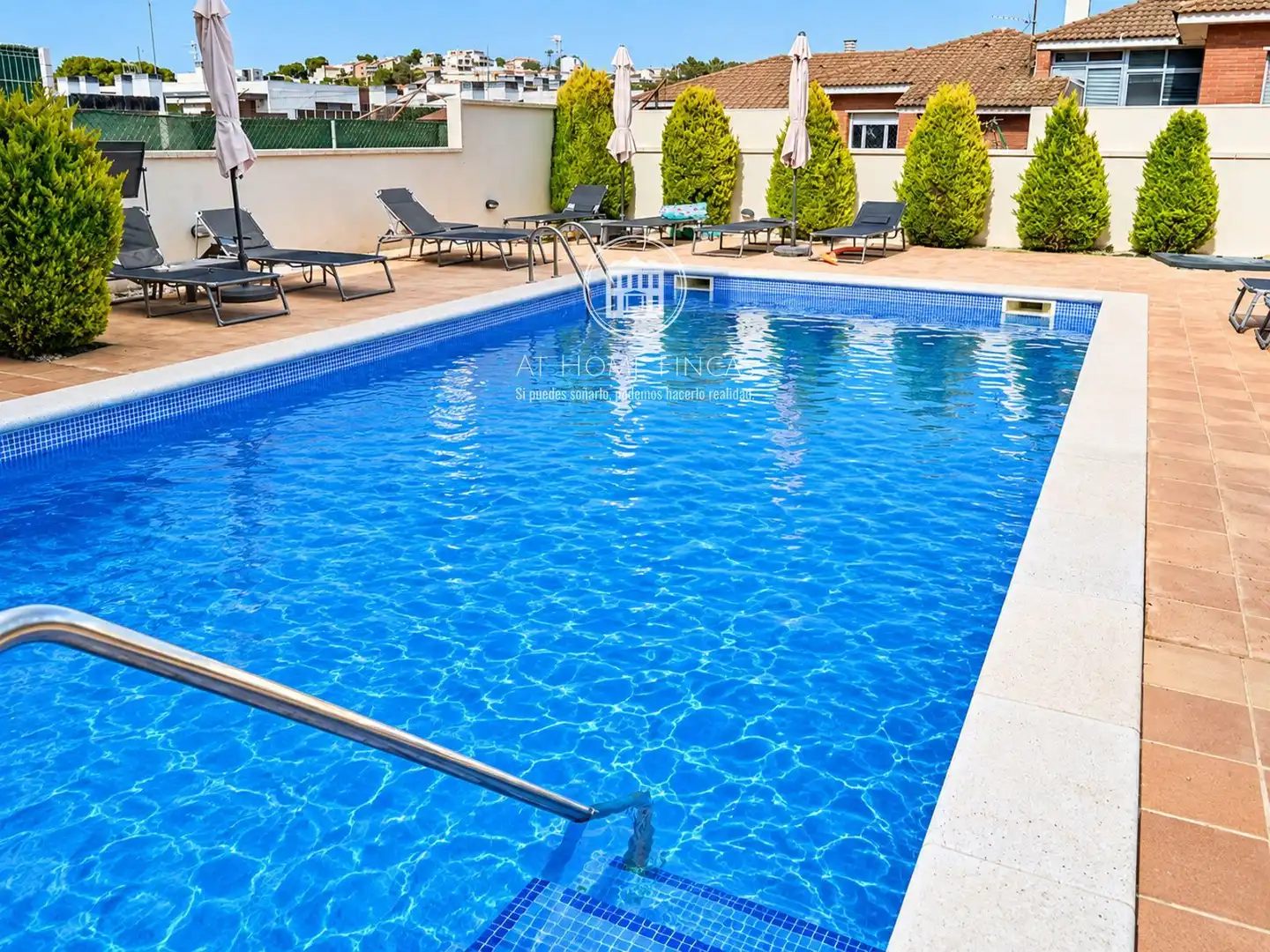 Flat with pool for sale in Rumania