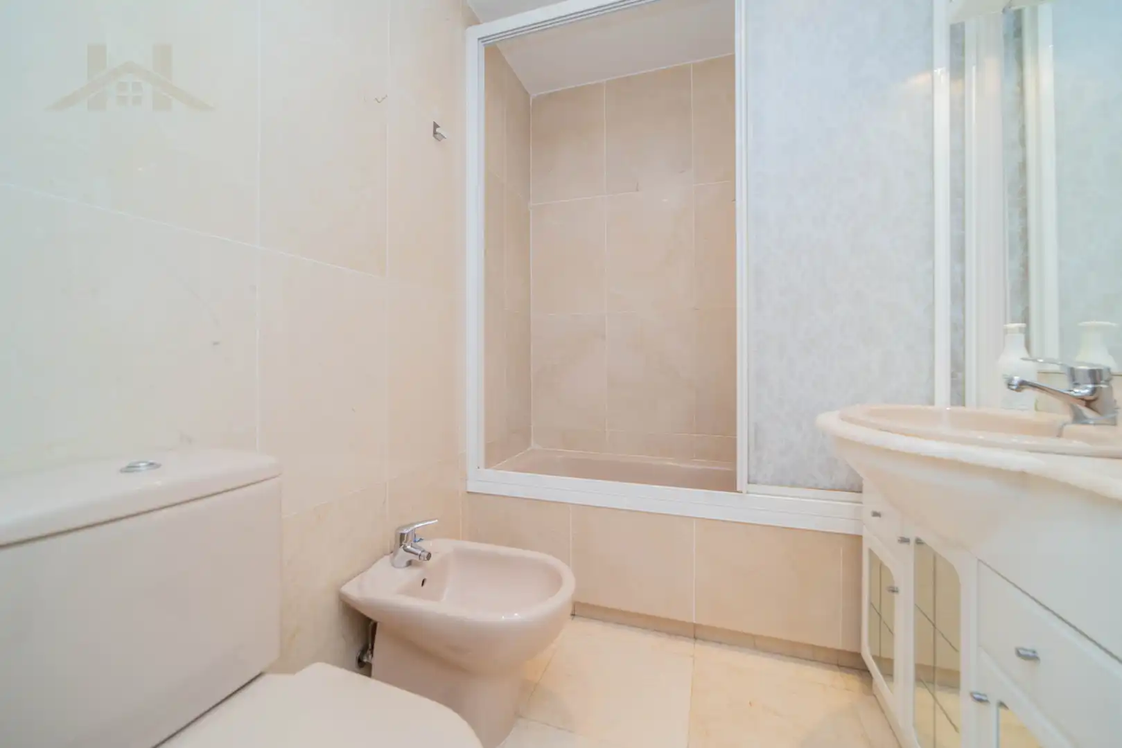 Badezimmer von Wohnung zum Verkauf in Alcobendas mit Klimaanlage, Heizung und Parkett