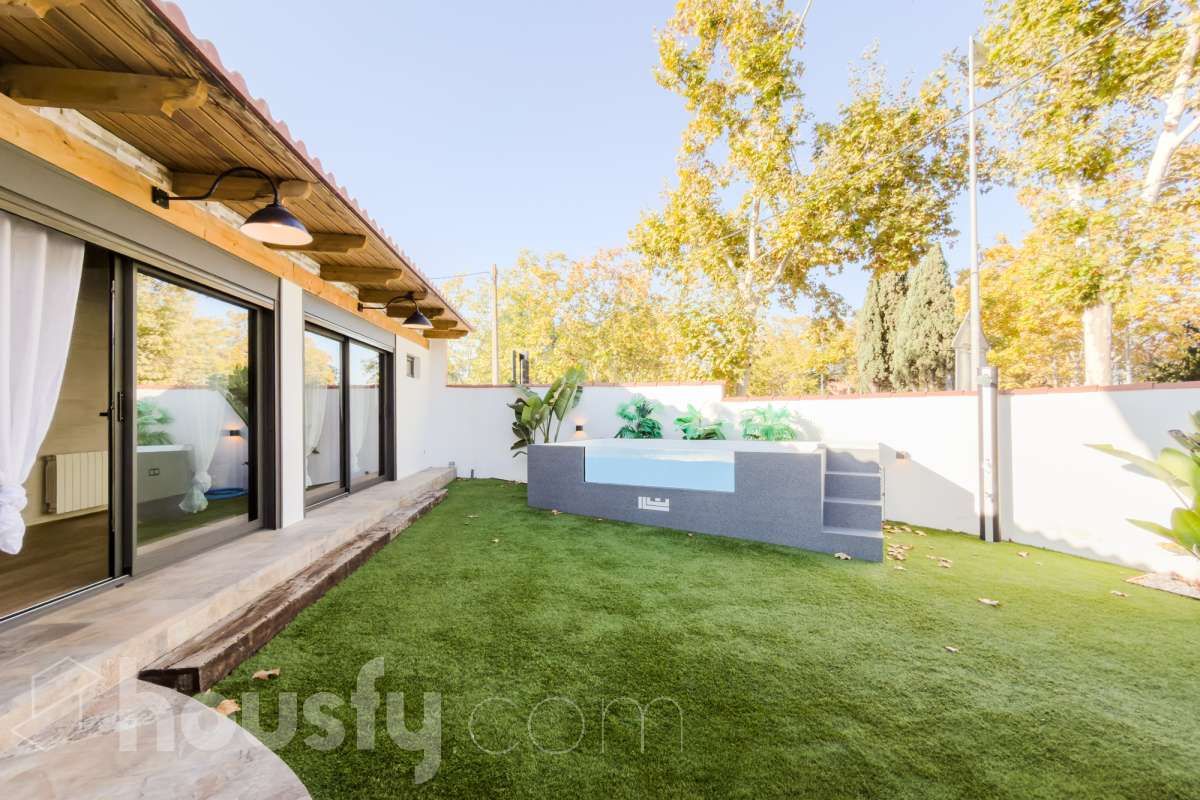 Jardí de Casa adosada en venda en Cerdanyola del Vallès amb Aire condicionat, Calefacció i Jardí privat