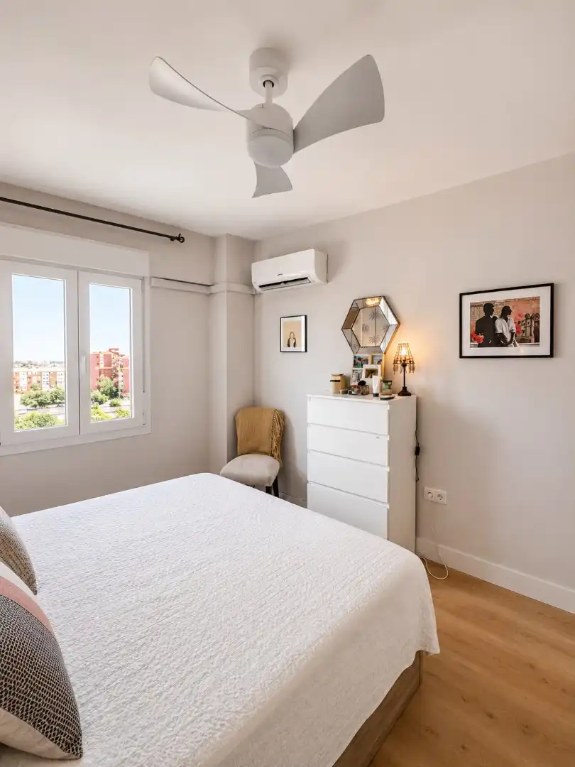 Bedroom of Houses for sale in Sevilla  with Air Conditioner, Parquet flooring and Balcony