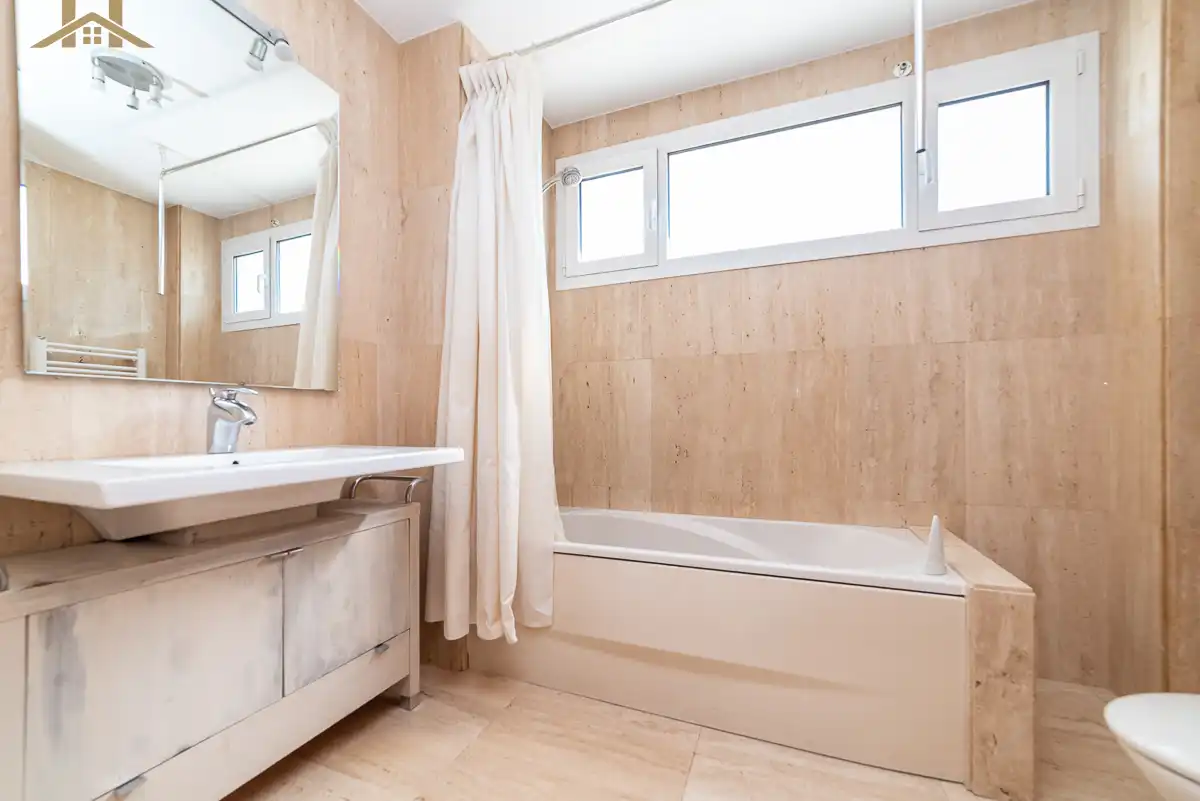 Baño de Casa o chalet en venta en Las Rozas de Madrid con Aire acondicionado, Calefacción y Jardín privado