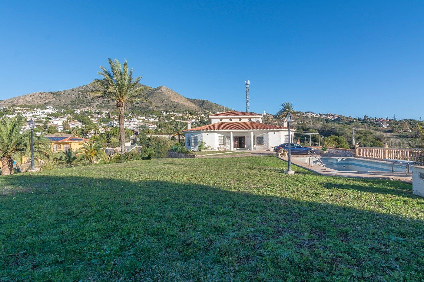 Vista exterior de Casa o xalet en venda en Benalmádena amb Jardí privat, Terrassa i Traster