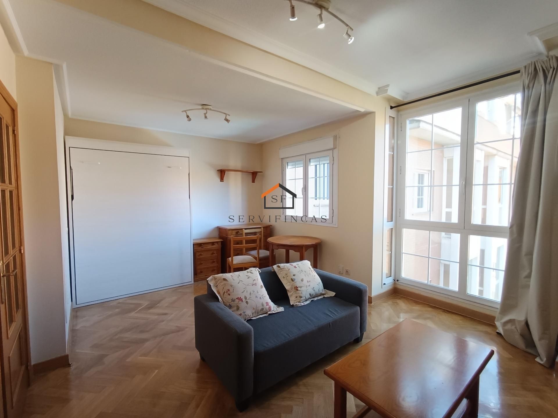 Sala de estar de Piso de alquiler en  Madrid Capital con Parquet, Amueblado y Piscina comunitaria