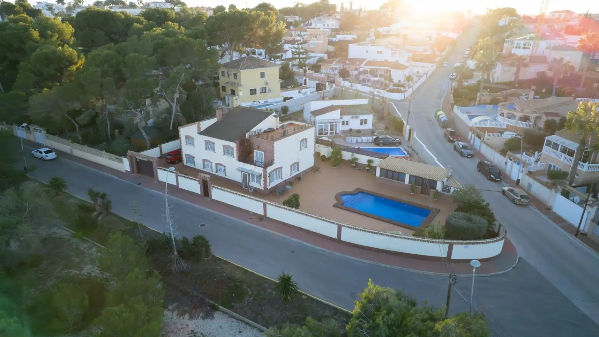 Vista exterior de Casa o xalet en venda en Torrevieja amb Aire condicionat, Calefacció i Jardí privat