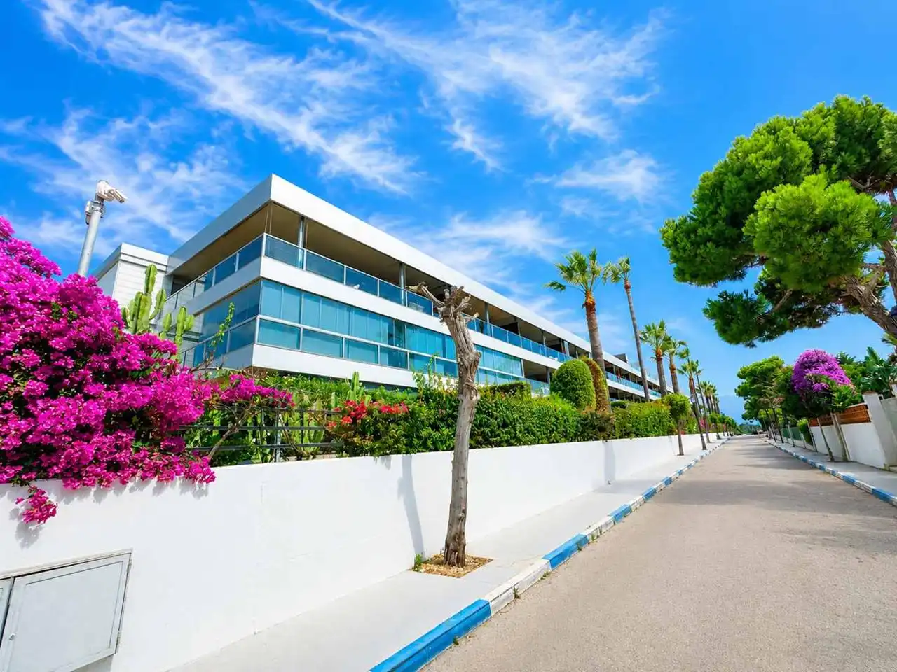 Außenansicht von Wohnungen zum Verkauf in Manilva mit Klimaanlage, Heizung und Terrasse