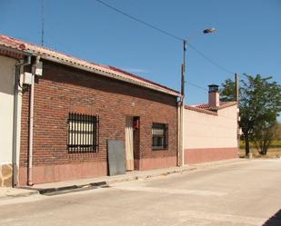 Exterior view of Single-family semi-detached for sale in Almenara de Adaja  with Terrace